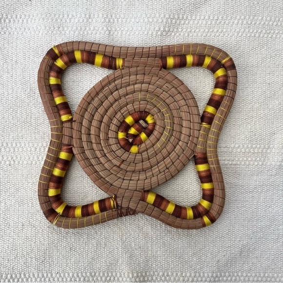 Pine Needle Wrapped Handwoven Honduran Trivet-$ for Women in Honduras 🇭🇳 - Picture 3 of 4